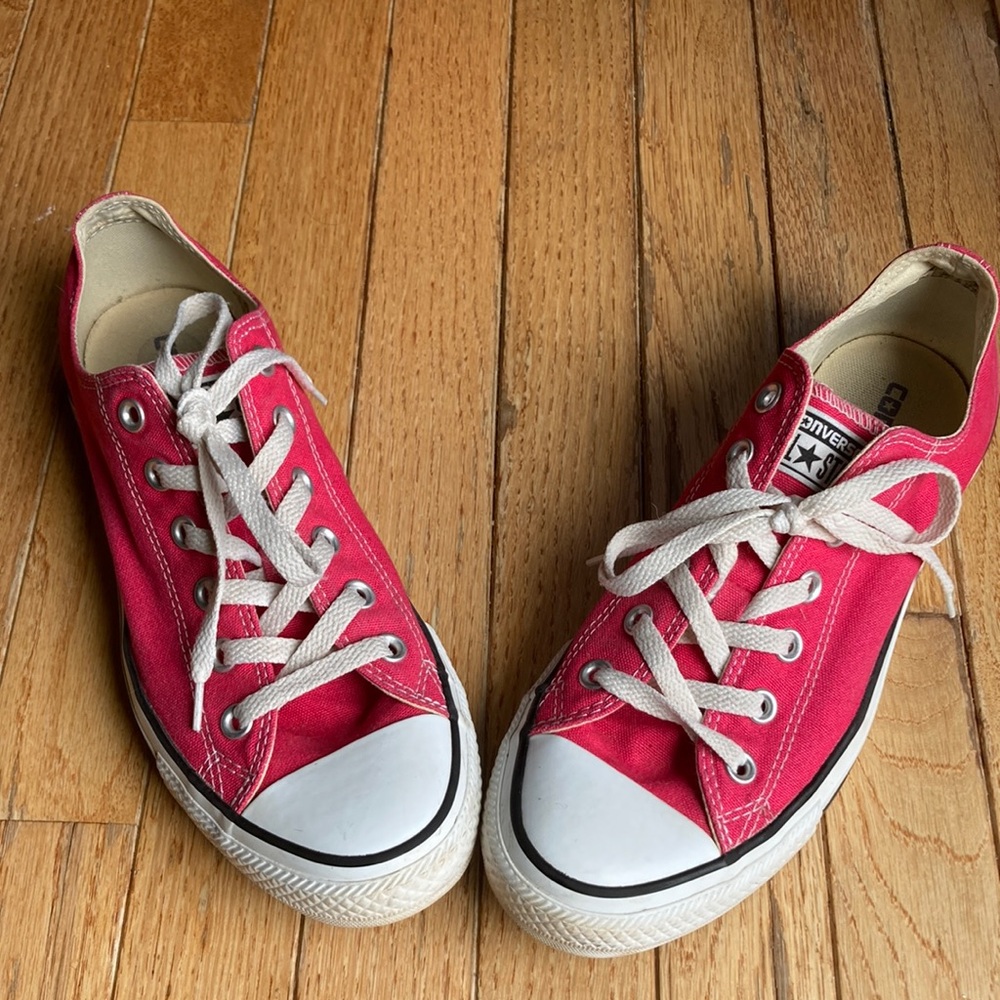 Converse All Star tennis shoes women’s 10, men’s 8. Pink